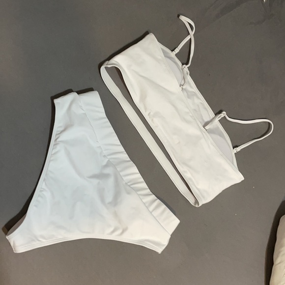 White 2 piece bikini - Picture 3 of 3